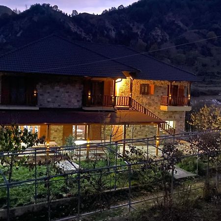 Bujtina Hader Xhebro Hostel Tepelene Buitenkant foto