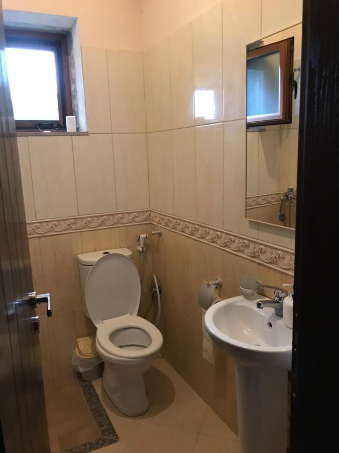 Bujtina Hader Xhebro Hostel Tepelene Buitenkant foto